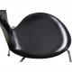 Sæt med 8 Arne Jacobsen Syver stole i sort læder
