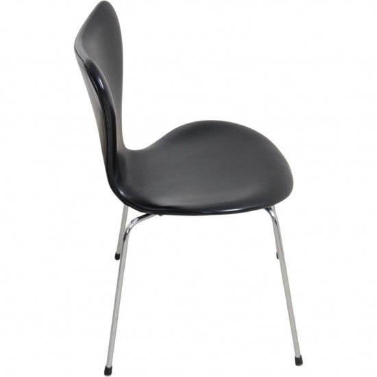 Sæt med 8 Arne Jacobsen Syver stole i sort læder