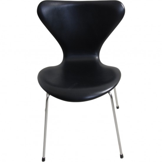 Sæt med 8 Arne Jacobsen Syver stole i sort læder