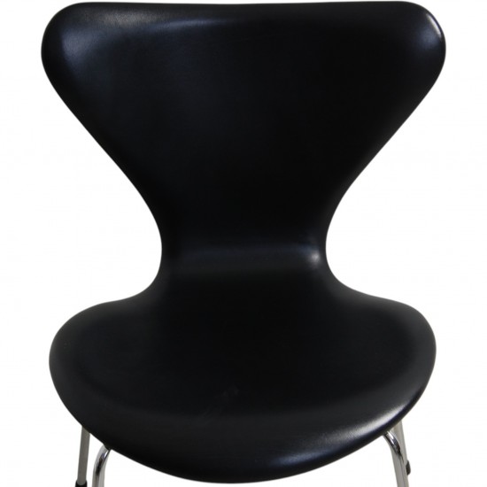 Sæt med 8 Arne Jacobsen Syver stole i sort læder