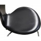 Sæt med 8 Arne Jacobsen Syver stole i sort læder