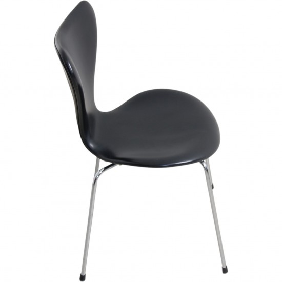 Sæt med 8 Arne Jacobsen Syver stole i sort læder