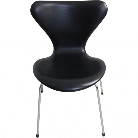 Sæt med 8 Arne Jacobsen Syver stole i sort læder