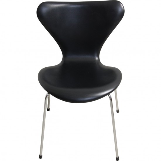 Sæt med 8 Arne Jacobsen Syver stole i sort læder