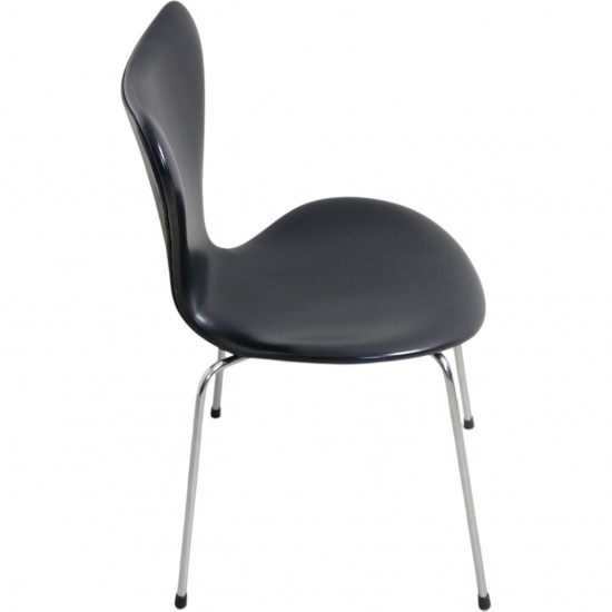 Sæt med 8 Arne Jacobsen Syver stole i sort læder