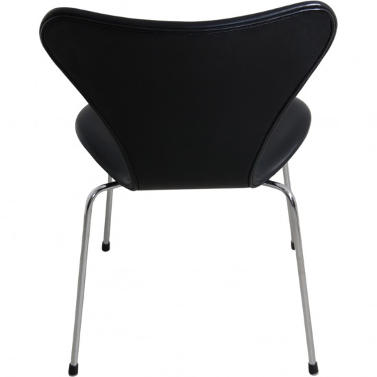 Sæt med 8 Arne Jacobsen Syver stole i sort læder