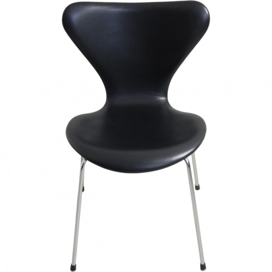 Sæt med 8 Arne Jacobsen Syver stole i sort læder
