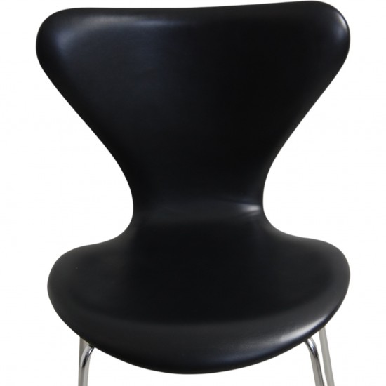 Sæt med 8 Arne Jacobsen Syver stole i sort læder