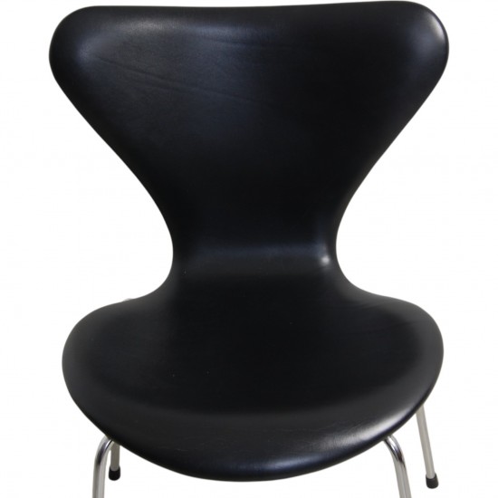 Sæt med 8 Arne Jacobsen Syver stole i sort læder