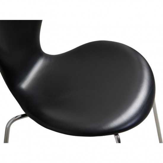 Sæt med 8 Arne Jacobsen Syver stole i sort læder