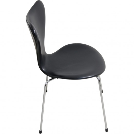 Sæt med 8 Arne Jacobsen Syver stole i sort læder