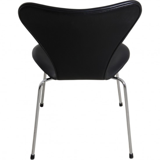 Sæt med 8 Arne Jacobsen Syver stole i sort læder