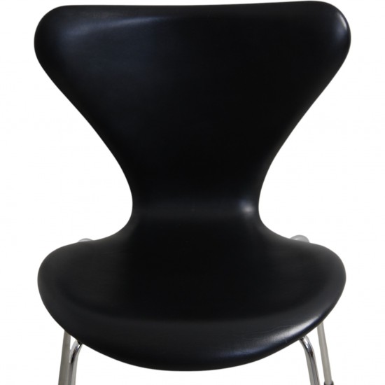 Sæt med 8 Arne Jacobsen Syver stole i sort læder