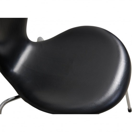 Sæt med 8 Arne Jacobsen Syver stole i sort læder