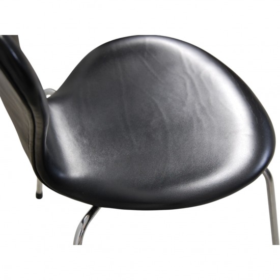 Sæt med 8 Arne Jacobsen Syver stole i sort læder