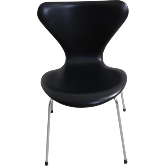 Sæt med 8 Arne Jacobsen Syver stole i sort læder