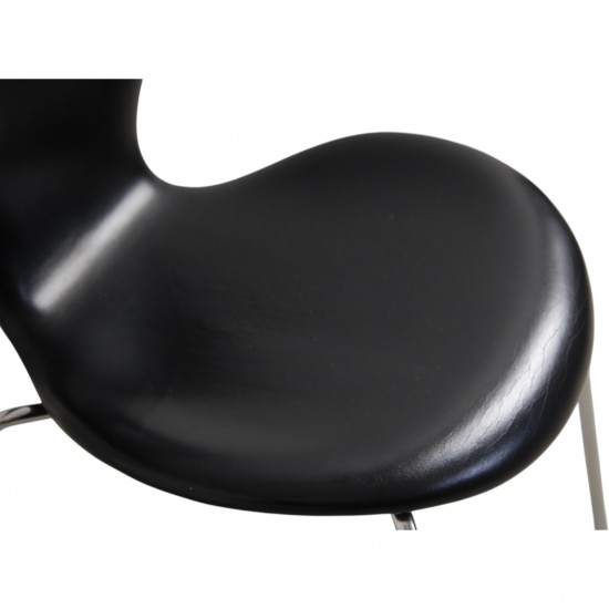 Sæt med 8 Arne Jacobsen Syver stole i sort læder