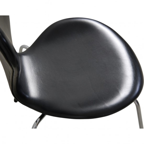 Sæt med 8 Arne Jacobsen Syver stole i sort læder