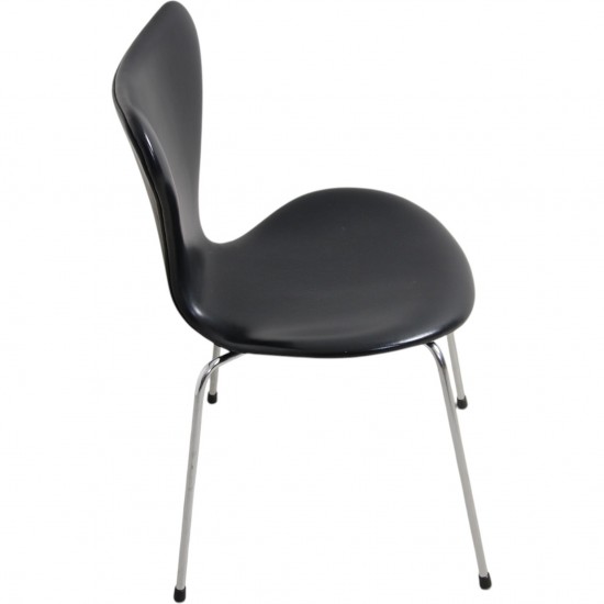 Sæt med 8 Arne Jacobsen Syver stole i sort læder