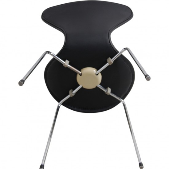 Sæt med 8 Arne Jacobsen Syver stole i sort læder