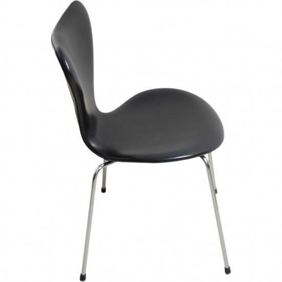 Sæt med 8 Arne Jacobsen Syver stole i sort læder