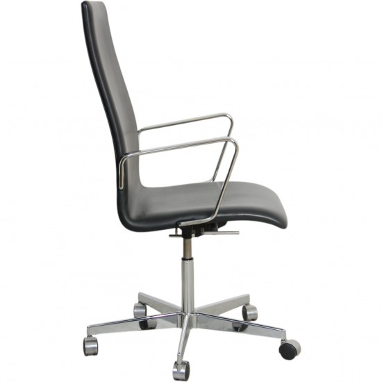 Arne Jacobsen Oxford stol mellemhøj i sort Essential læder