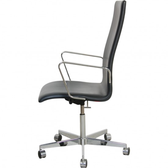 Arne Jacobsen Oxford stol mellemhøj i sort Essential læder