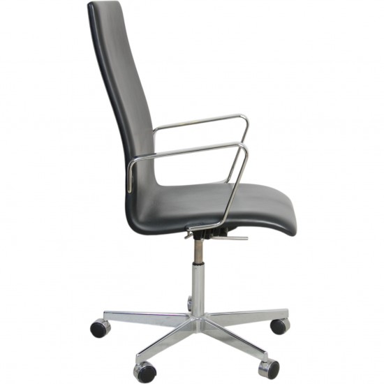 Arne Jacobsen Oxford stol mellemhøj i sort Essential læder