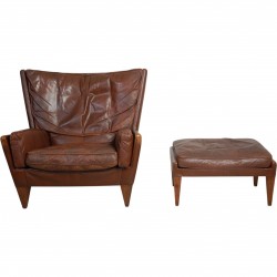 Illum Wikkelsøe V11 lænestol med skammel i brun læder