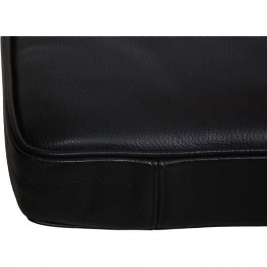 Poul Kjærholm PK80 daybed in black Aura leather