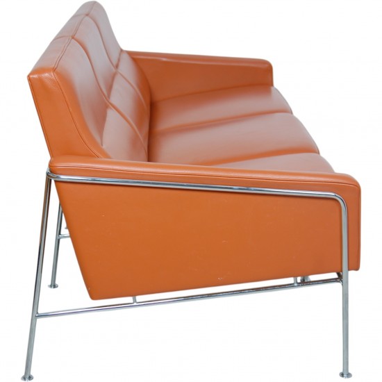 Arne Jacobsen 3-personers 3303 sofa i cognac læder