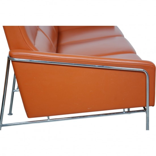 Arne Jacobsen 3-personers 3303 sofa i cognac læder