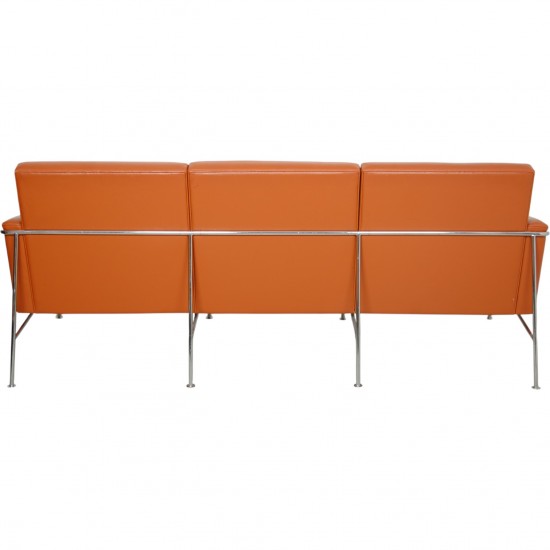Arne Jacobsen 3-personers 3303 sofa i cognac læder