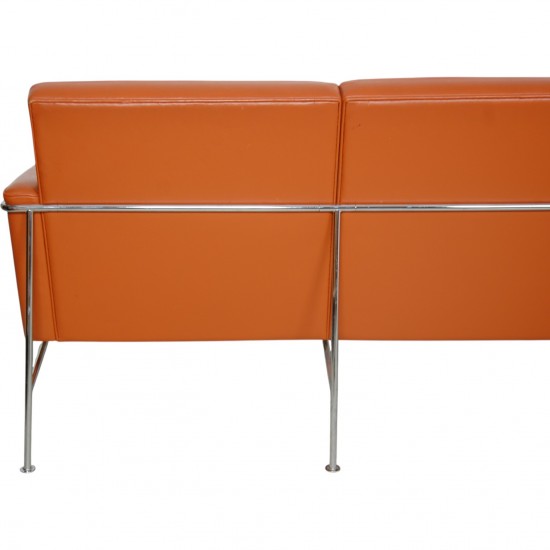 Arne Jacobsen 3-personers 3303 sofa i cognac læder