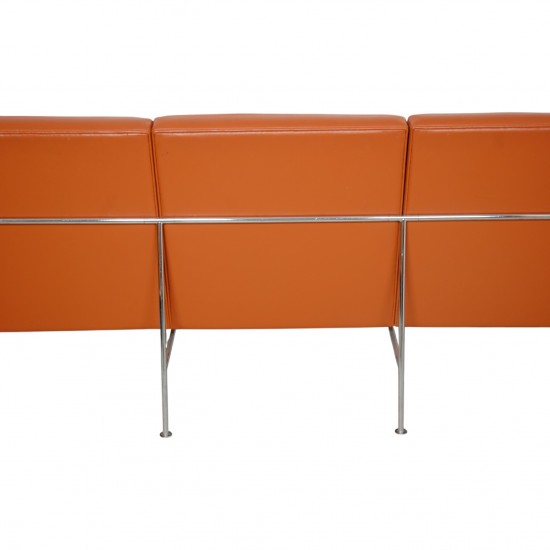 Arne Jacobsen 3-personers 3303 sofa i cognac læder