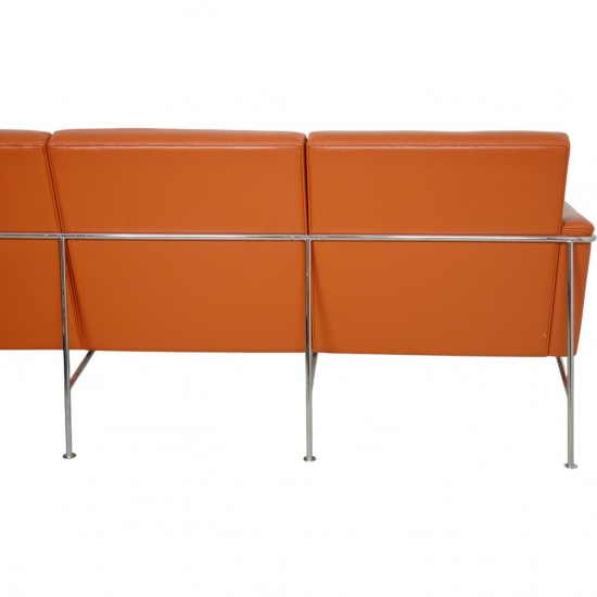 Arne Jacobsen 3-personers 3303 sofa i cognac læder