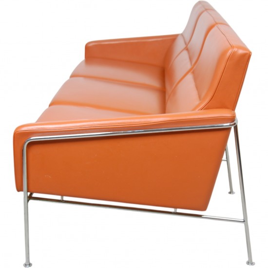Arne Jacobsen 3-personers 3303 sofa i cognac læder
