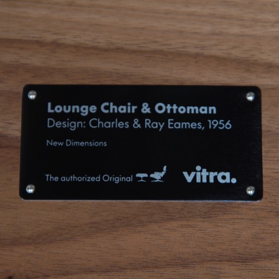 Charles Eames Lounge chair med ottoman i Nubia stof