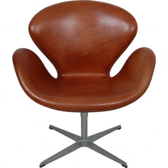 Arne Jacobsen høj Svanestol i patineret cognac anilin læder