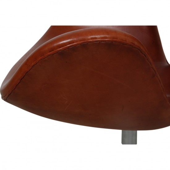 Arne Jacobsen høj Svanestol i patineret cognac anilin læder