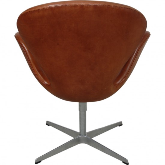 Arne Jacobsen høj Svanestol i patineret cognac anilin læder