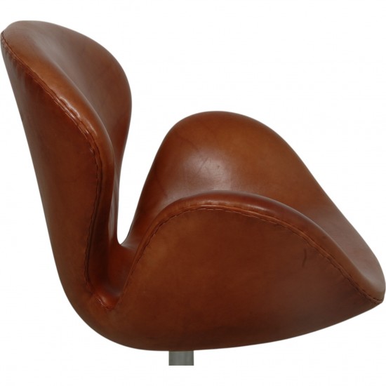 Arne Jacobsen høj Svanestol i patineret cognac anilin læder