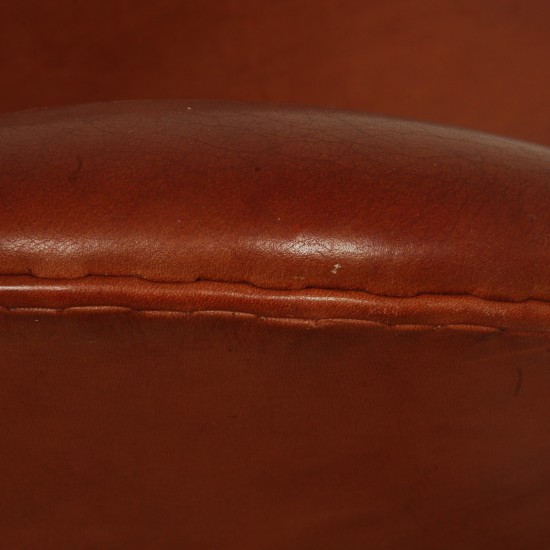 Arne Jacobsen høj Svanestol i patineret cognac anilin læder