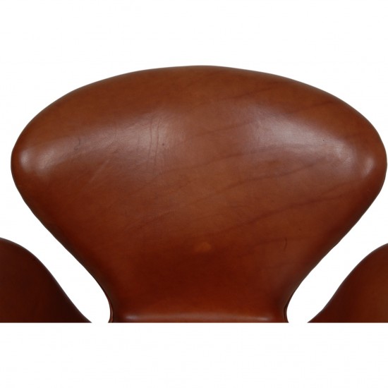 Arne Jacobsen høj Svanestol i patineret cognac anilin læder