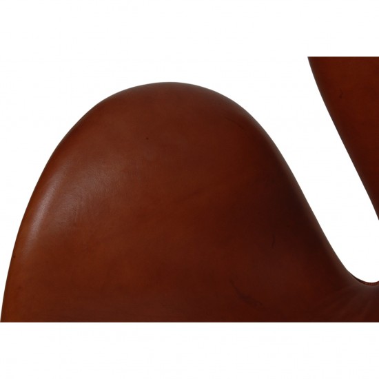 Arne Jacobsen høj Svanestol i patineret cognac anilin læder