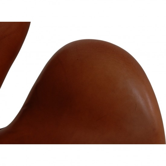 Arne Jacobsen høj Svanestol i patineret cognac anilin læder