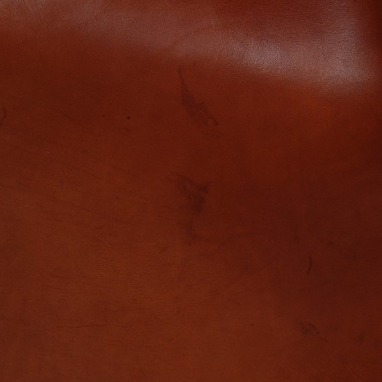Arne Jacobsen høj Svanestol i patineret cognac anilin læder