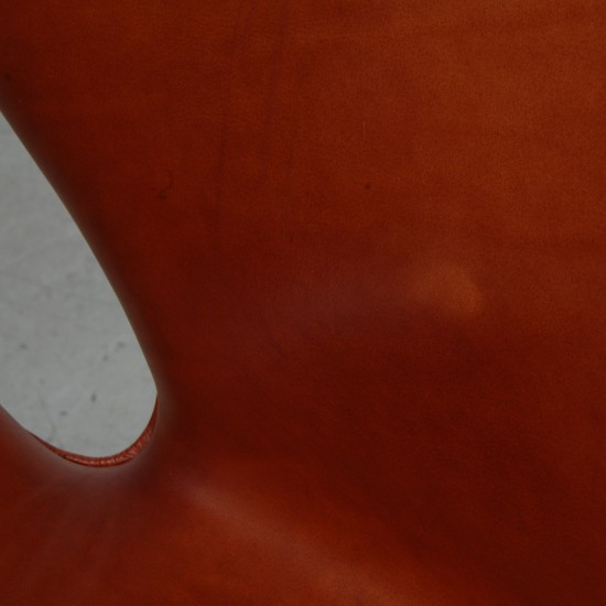 Arne Jacobsen høj Svanestol i patineret cognac anilin læder