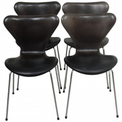 Set of 4 Arne Jacobsen Seven chairs in patinated black anilin leather