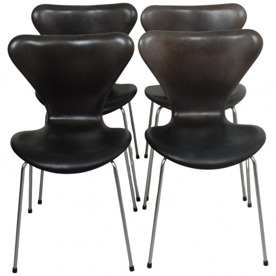 Sæt af 4 Arne Jacobsen Syver stole i patineret sort anilin læder